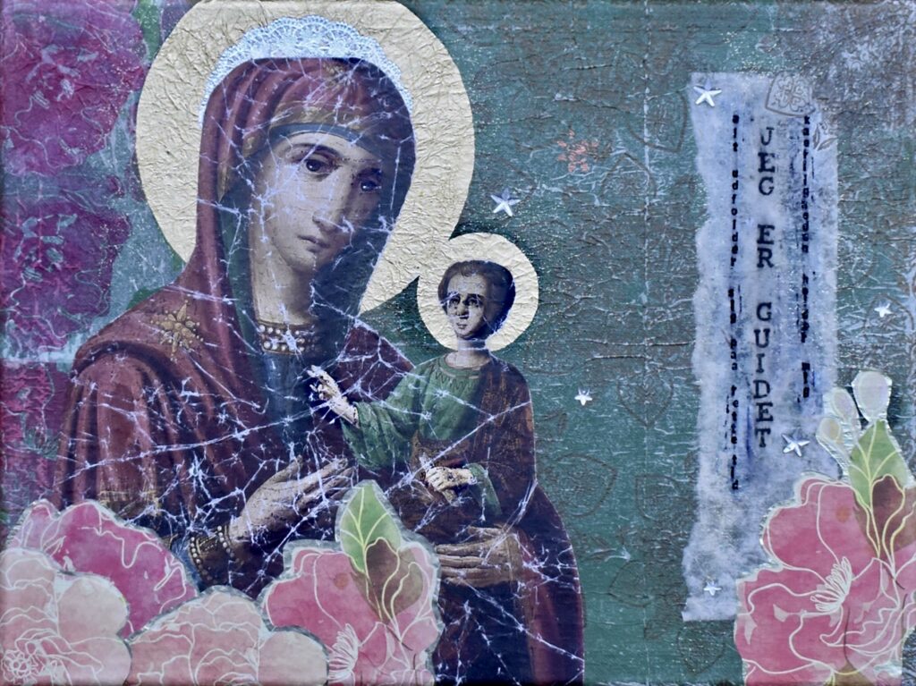 Collageikon med klassisk madonnamotivet og barn, omgivet af blomster i rosa nuancer. Figuren er placeret mod en grøn, tekstureret baggrund med små stjerner og guldglorie. Til højre står affirmationen “Jeg er guidet” på silkepapir. Værket kombinerer religiøs ikonæstetik med moderne collageelementer og håndlavede detaljer.